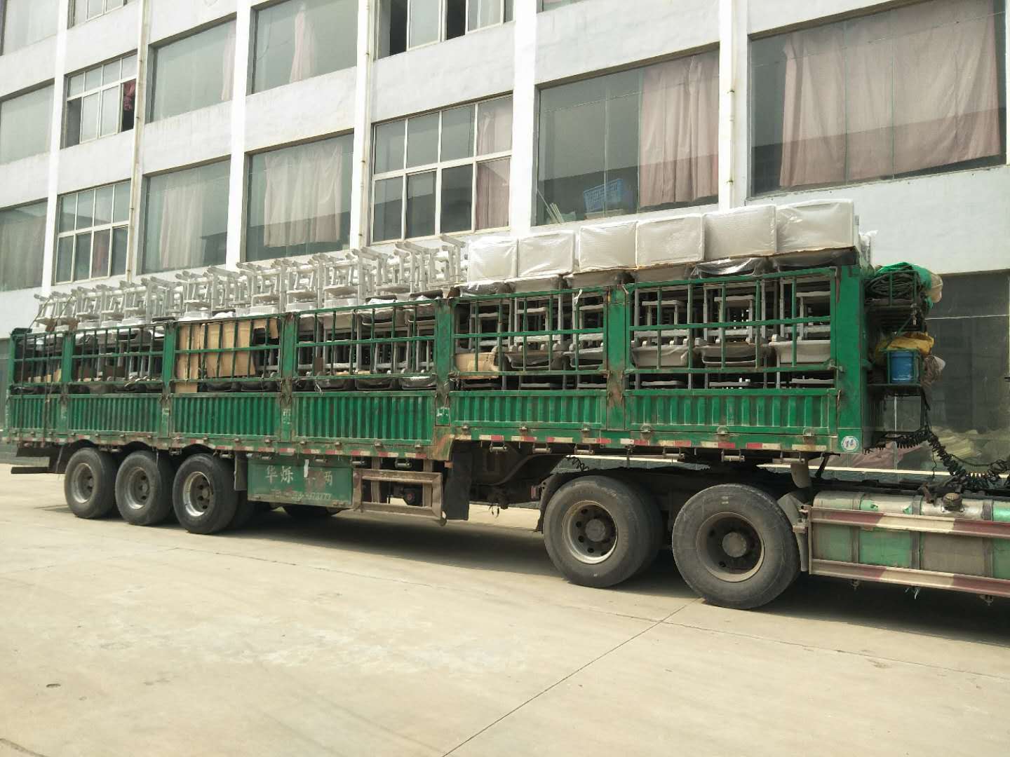 案例|睿學卓藝4000余套課桌椅批量發(fā)貨，交付客戶